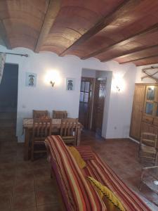 uma sala de estar com uma mesa e cadeiras num quarto em La Cañada em Yeste