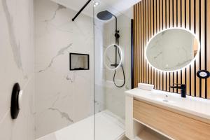 une salle de bains avec douche, lavabo et miroir dans l'établissement L'Appart' - Ideal for a stay in the city center near the Lake, à Annecy