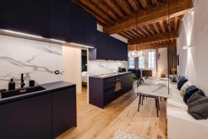 une cuisine avec des placards violets et une salle à manger dans l'établissement L'Appart' - Ideal for a stay in the city center near the Lake, à Annecy 15 autres photos