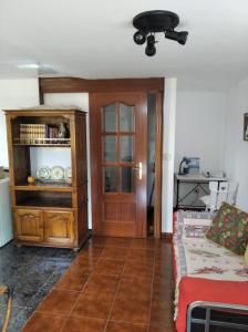 卡斯楚卡德拉斯的住宿－Casa Laguiñas en Castro Caldelas，客厅设有木门和沙发