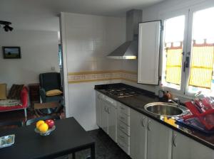 eine Küche mit einer Spüle und einer Arbeitsplatte in der Unterkunft Casa Laguiñas en Castro Caldelas in Castro Caldelas