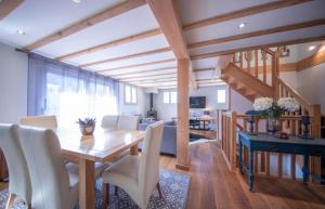 comedor con mesa de madera y sillas en Beautiful 3 Bedroom Chalet in Morzine, en Morzine