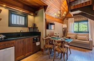 A cozinha ou cozinha compacta de Hotel Fioreze Chalés