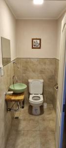 Un baño con inodoro y lavabo verde. en El Gran Montañes, en Lago Puelo 18 fotos más