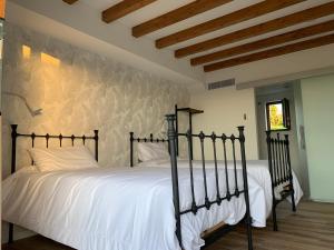 A bed or beds in a room at Rectoral de Boente