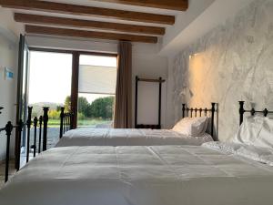 A bed or beds in a room at Rectoral de Boente