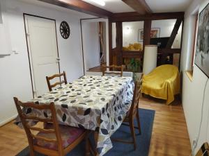 Zona de comedor en el apartamento