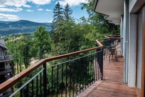 a balcony with a view of the mountains at Apartament z widokiem na góry in Szklarska Poręba