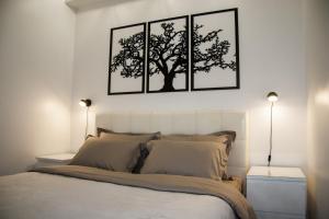 Un pat sau paturi într-o cameră la Black&white apartment on Saksaganskogo