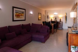 a living room with a couch and a dining room at Apartamento Bahia I in Empuriabrava