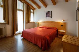 Ένα ή περισσότερα κρεβάτια σε δωμάτιο στο HOTEL La Locanda