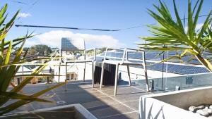 Port AdelaideにあるSemaphore Splash Apartmentsの海の景色を望む家のバルコニー