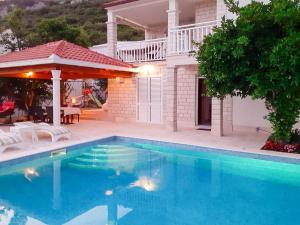 Bazén v ubytování Holiday Villa Perna nebo v jeho okolí