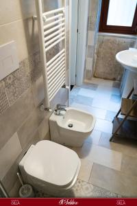 a bathroom with a toilet and a sink at La sosta di Silla in Squille