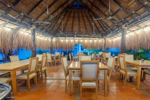 a restaurant with tables and chairs and a large ceiling at Hotel Ancor in Sincelejo