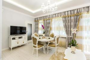 Televízia a/alebo spoločenská miestnosť v ubytovaní PK Apartments-Lipowa Street-CENTER