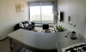 sala de estar con sofá y mesa en Departamento Familiar con vista al Mar, en Coquimbo