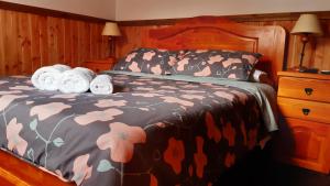een slaapkamer met een bed met twee handdoeken erop bij Casa Tregül B&B in Villarrica