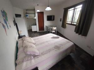 a bedroom with a bed and a table and a window at Alojamiento Entero con Excelente Ubicación in Morón