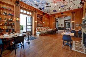 A restaurant or other place to eat at Tarrytown House Estate on the Hudson