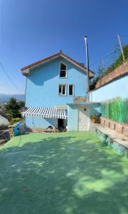 una casa con un césped verde delante de ella en Vistalegre78, en Grado