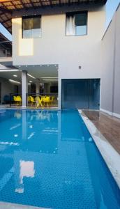 una piscina vacía en un edificio con agua azul en Pousada Amaral Búzios, en Búzios