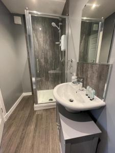 Un baño de The Skye Bridge Hotel