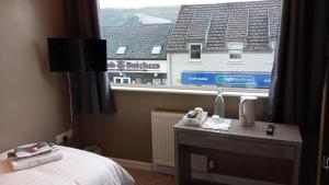 The Skye Bridge Hotel客房内的一张或多张床位