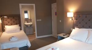 The Skye Bridge Hotel客房内的一张或多张床位