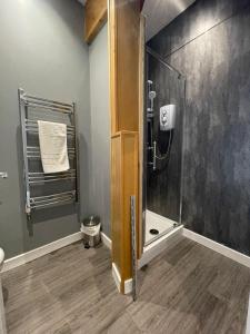 baño con ducha y puerta de cristal en The Skye Bridge Hotel, en Kyle of Lochalsh