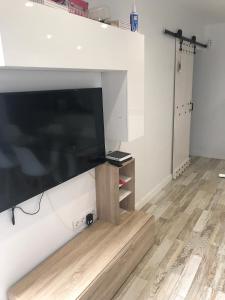 TV a/nebo společenská místnost v ubytování Casa Norah Pc