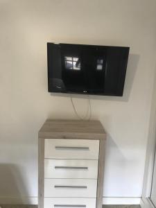 TV a/nebo společenská místnost v ubytování Casa Norah Pc