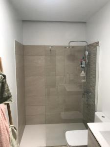 y baño con ducha y puerta de cristal. en Casa Norah Pc, en Puerto del Carmen