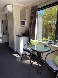a room with a table and chairs and a window at Cromwell Getaway in Cromwell