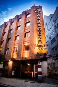 un edificio con un cartel en la parte delantera en Hotel Zaragoza Royal, en Zaragoza