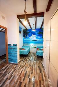 Zimmer mit 2 Betten und Wandgemälde in der Unterkunft Casa ideal para familias con patio y 3 baños in Valencia