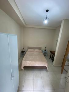 1 dormitorio con 1 cama y una luz en el techo en Costa Selva en Posadas