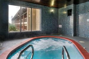 Bazén v ubytování Best Western PLUS Lake Front Hotel nebo v jeho okolí