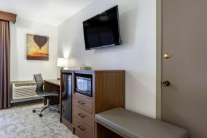 TV a/nebo společenská místnost v ubytování Best Western PLUS Lake Front Hotel