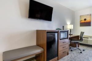 TV a/nebo společenská místnost v ubytování Best Western PLUS Lake Front Hotel