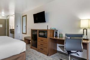TV a/nebo společenská místnost v ubytování Best Western PLUS Lake Front Hotel