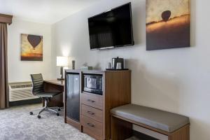 TV a/nebo společenská místnost v ubytování Best Western PLUS Lake Front Hotel