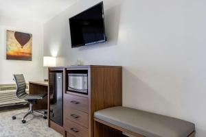 TV a/nebo společenská místnost v ubytování Best Western PLUS Lake Front Hotel