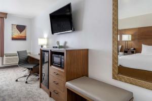 Postel nebo postele na pokoji v ubytování Best Western PLUS Lake Front Hotel