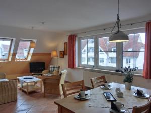 グラール・ミューリッツにあるFerienwohnung P8のテーブルと椅子とソファのあるリビングルーム