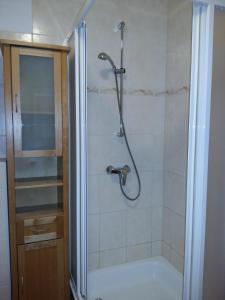 una doccia con una porta in vetro in un bagno di Ferienwohnung H 11 a Graal-Müritz