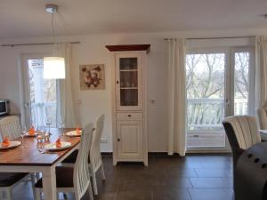 - une cuisine et une salle à manger avec une table et des chaises dans l'établissement Ferienwohnung W18 2 N, à Graal-Müritz