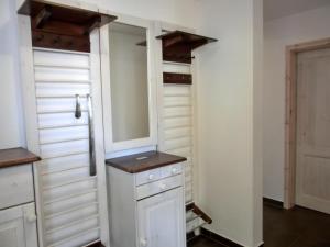 - un placard avec des armoires blanches et un miroir dans l'établissement Ferienwohnung W18 2 N, à Graal-Müritz