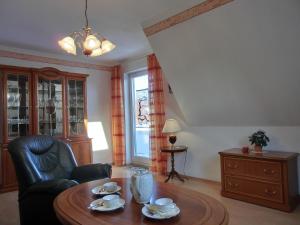 ein Wohnzimmer mit einem Tisch und einem Stuhl in der Unterkunft Ferienwohnung N24 in Graal-Müritz
