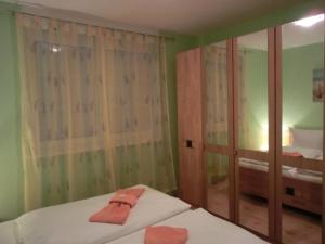 een slaapkamer met 2 bedden en een spiegel bij Ferienwohnung KK28 in Graal-Müritz
